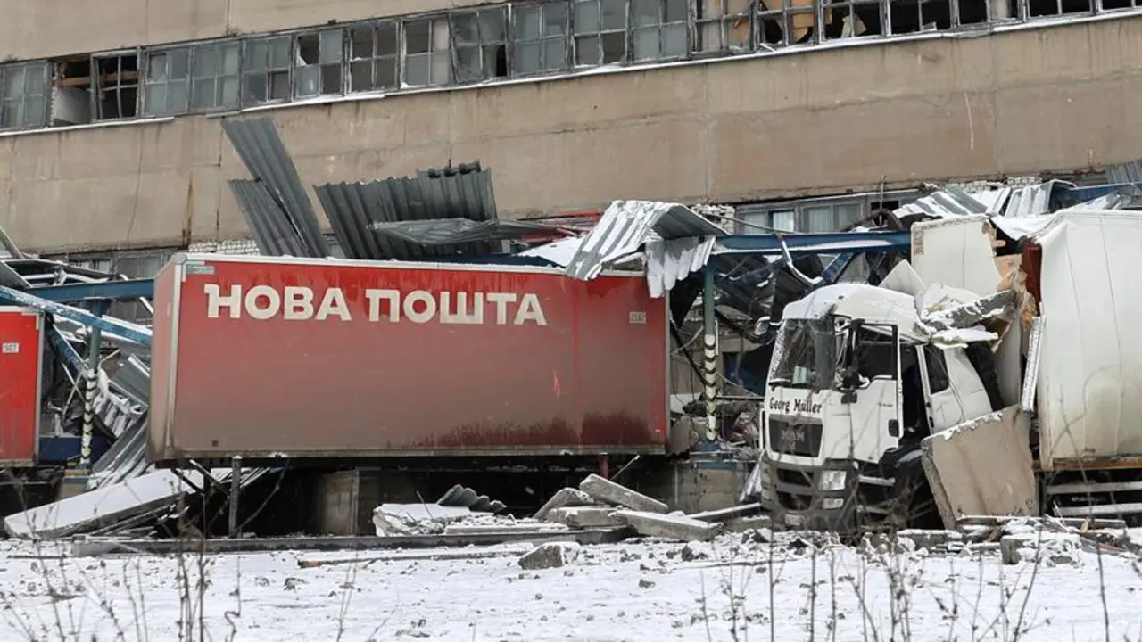 Da&ntilde;os por los bombardeos rusos. EFE / SERGEY KOZLOV