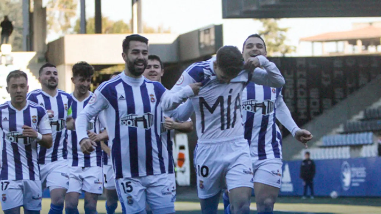 Jugadores de la Gimn&aacute;stica celebran el tanto del equipo con el goleador, Alex Basurto / RSGT