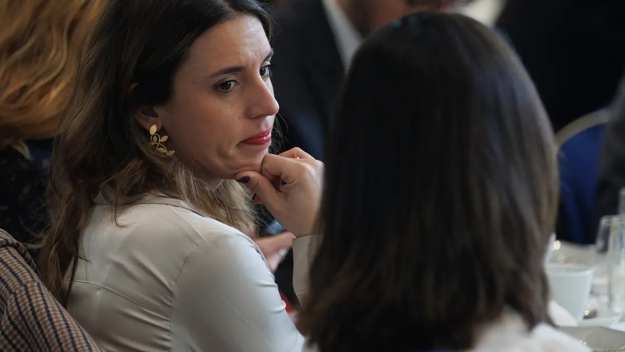 La ministra de Igualdad, Irene Montero (i) y la secretaria general de Podemos y ministra de Derechos Sociales y Agenda 2030, Ione Belarra (d). E.P. / Eduardo Parra