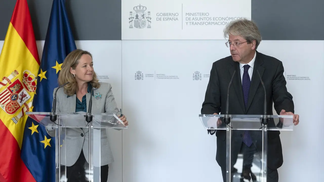 La vicepresidenta primera y ministra de Asuntos Econ&oacute;micos y Transformaci&oacute;n Digital, Nadia Calvi&ntilde;o y el comisario europeo de Econom&iacute;a, Paolo Gentiloni. E.P. / Alberto Ortega