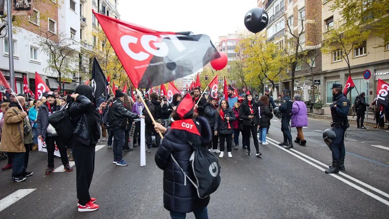 Un grupo de personas con banderas de la CGT en la manifestaci&oacute;n. E.P. / Jes&uacute;s Hell&iacute;n