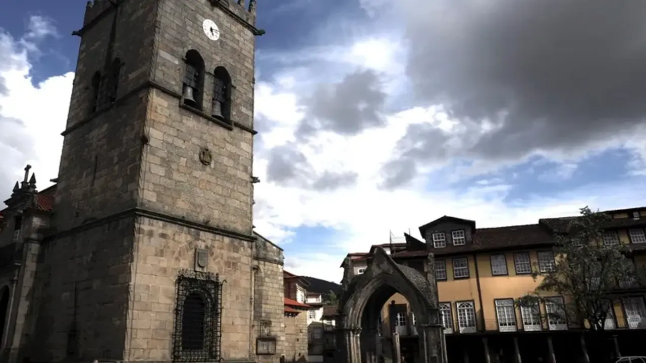 Vista de la iglesia Nossa Senhora da Oliveira en Guimaraes, Portugal. EFE/Hugo Delgado