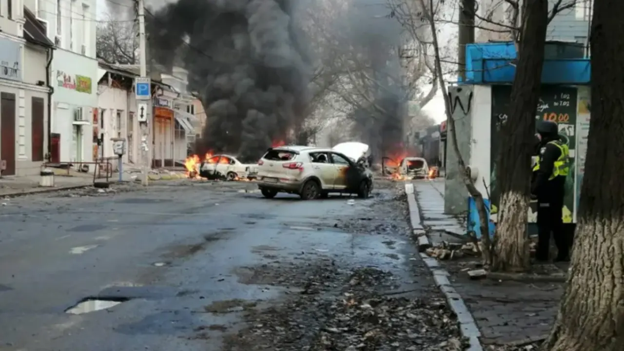 Una calle de Jers&oacute;n tras un bombardeo ruso. EFE