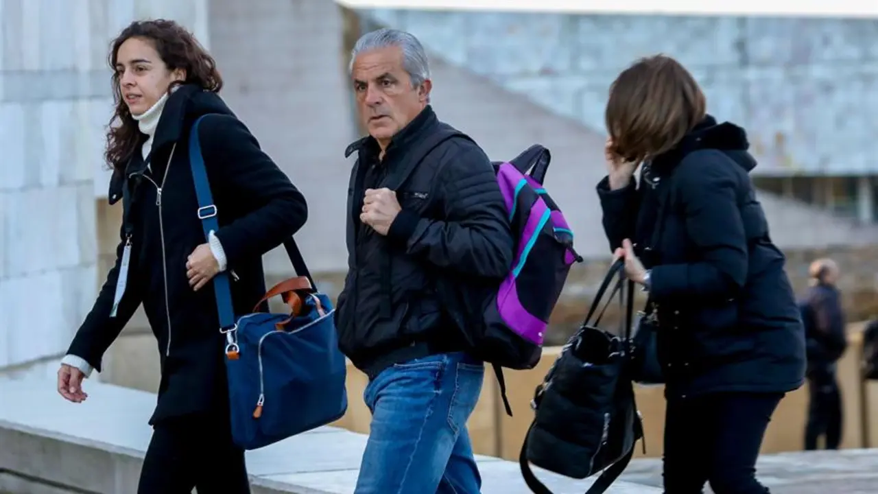 El presidente de Apafas y v&iacute;ctima del accidente del tren Alvia, Crist&oacute;bal Gonz&aacute;lez Rabad&aacute;n (c), a su llegada este martes a la Ciudad de la Cultura. EFE / Xo&aacute;n Rey
