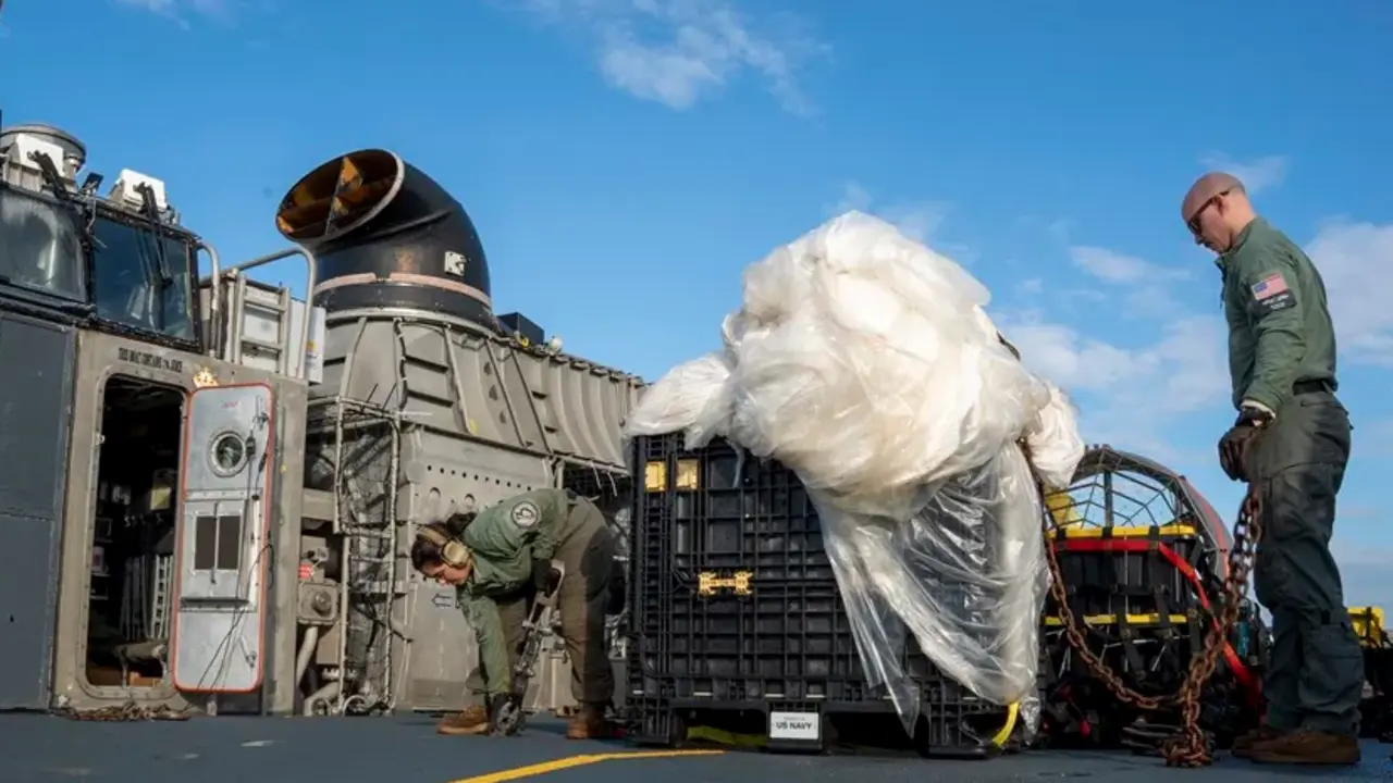 Imagen facilitada por la Marina de los EE. UU. que muestra los restos de un supuesto globo esp&iacute;a chino que sobrevolaba el espacio a&eacute;reo estadounidense. EFE / U.S.Marina