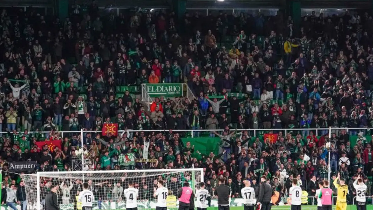 Los jugadores del Racing agradecen el apoyo durante el partido a la Gradona De Los Malditos, que volvi&oacute; a recuperar sus elementos de animaci&oacute;n. / LALIGA