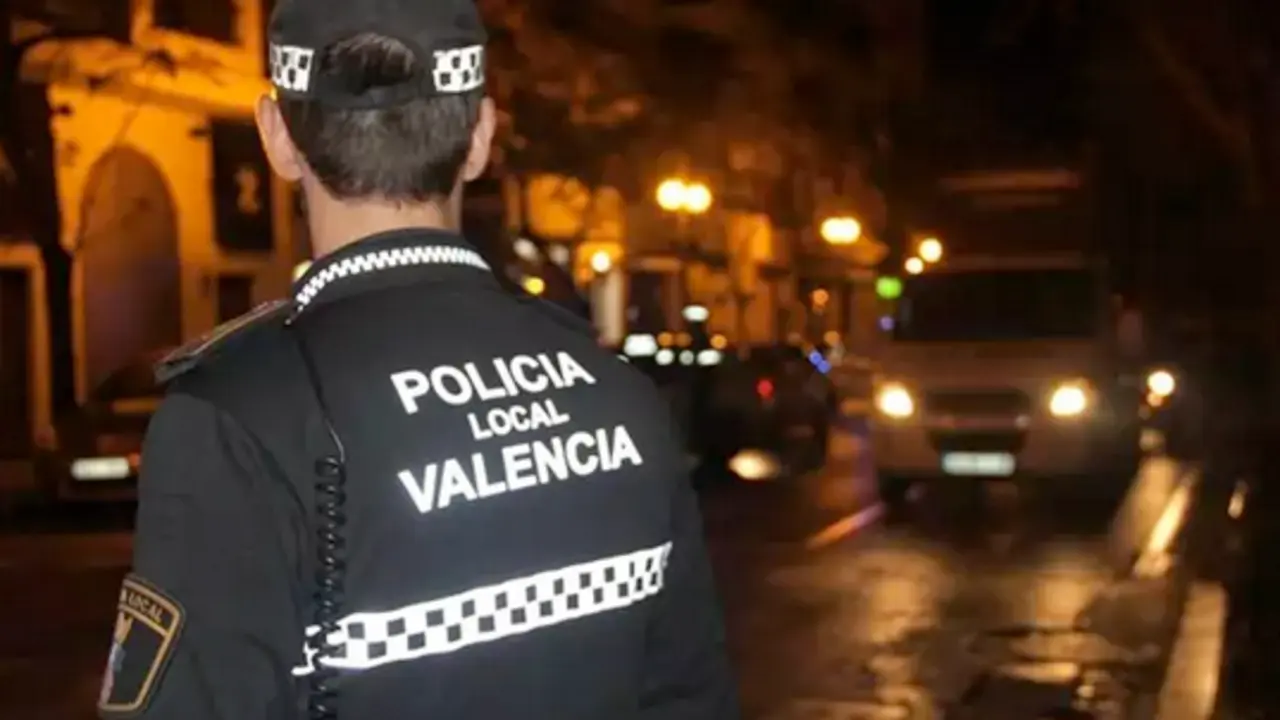 Agente de Polic&iacute;a Local en una intervenci&oacute;n. / PLV