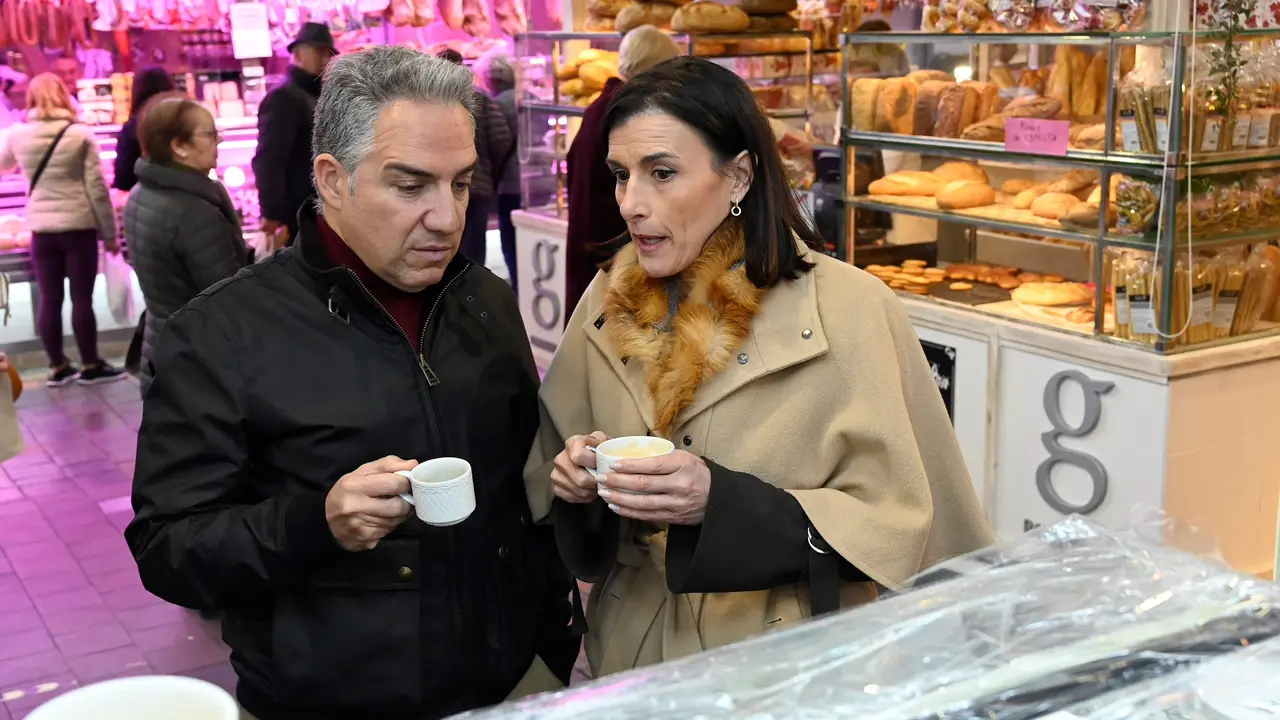 La alcaldesa de Santander, Gema Igual y El&iacute;as Bendodo en Santander. / ALERTA