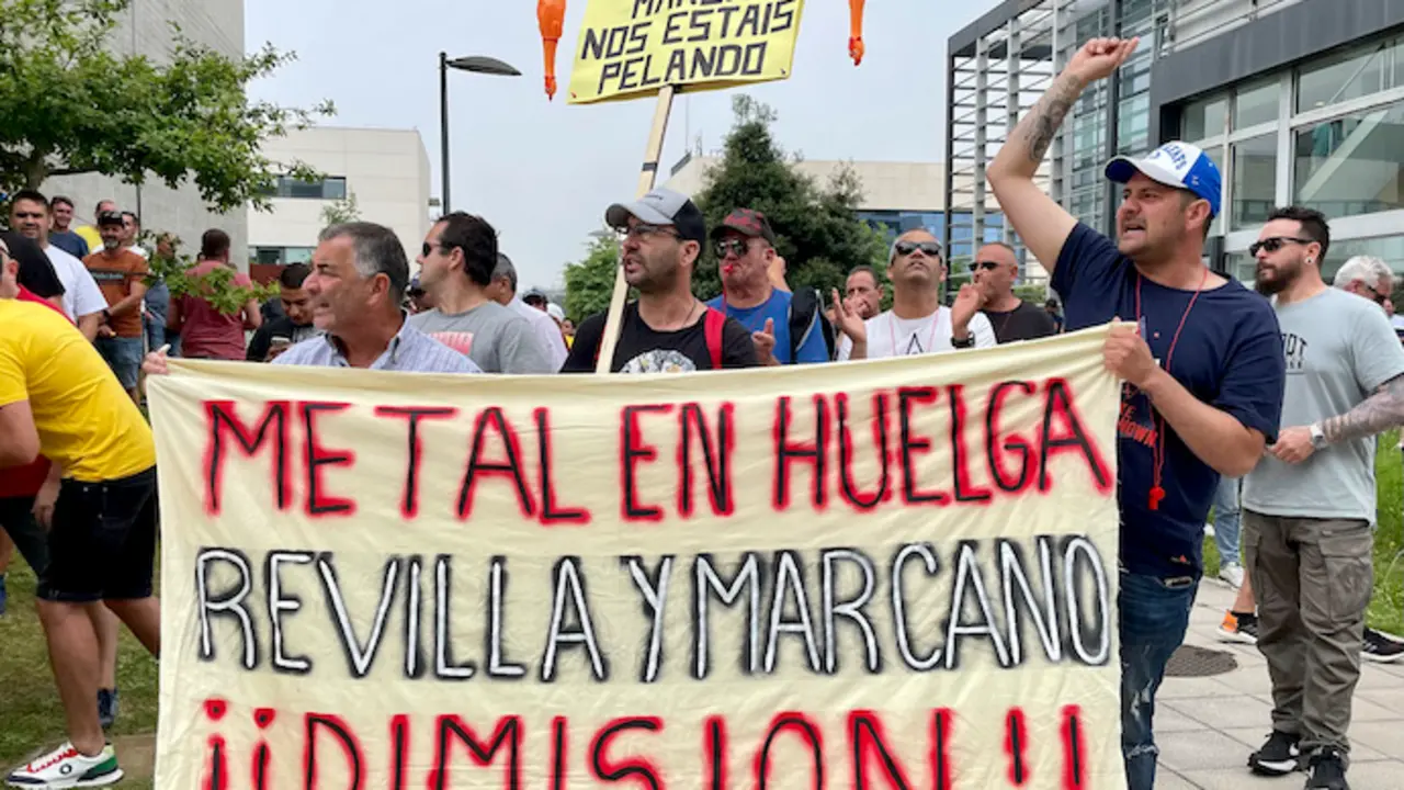 SANTANDER, 15/06/2022.- Manifestantes asisten este mi&eacute;rcoles a la concentraci&oacute;n que los trabajadores del metal han convocado frente a la Consejer&iacute;a de Industria de Santander, para protestar contra los servicios m&iacute;nimos que ha impuesto el departamento para la huelga del sector que suma hoy su 14 d&iacute;a. EFE/ Pablo Ayerbe
