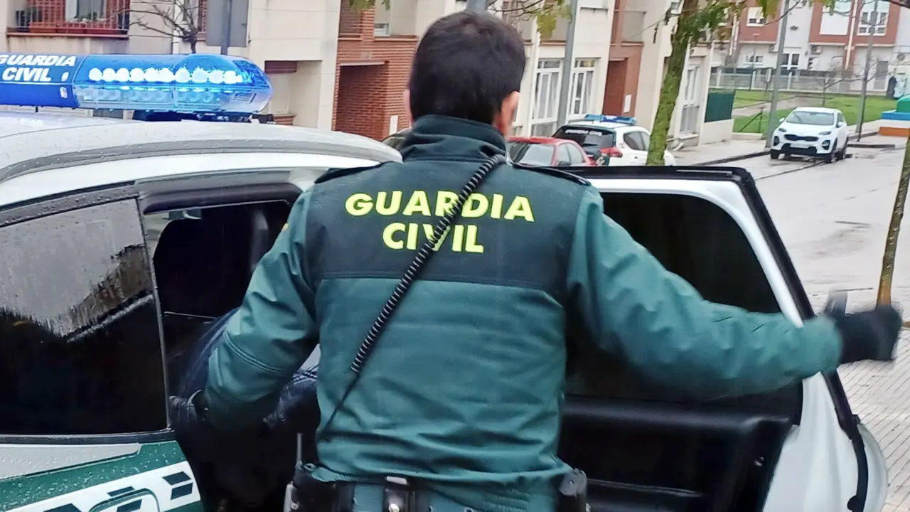 Traslado de un detenido por parte de la Guardia Civil. / OPC