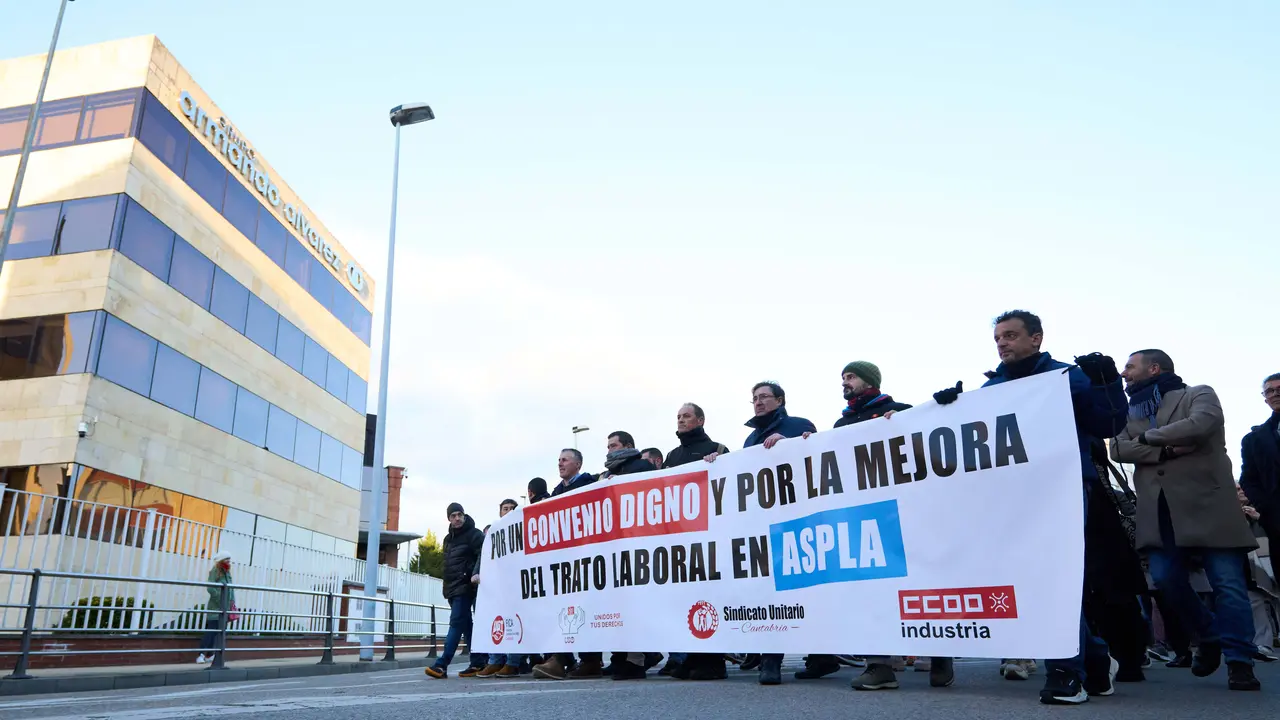 Trabajadores de la empresa Aspla sostienen pancartas durante una manifestaci&oacute;n. / Juan Manuel Serrano Arce