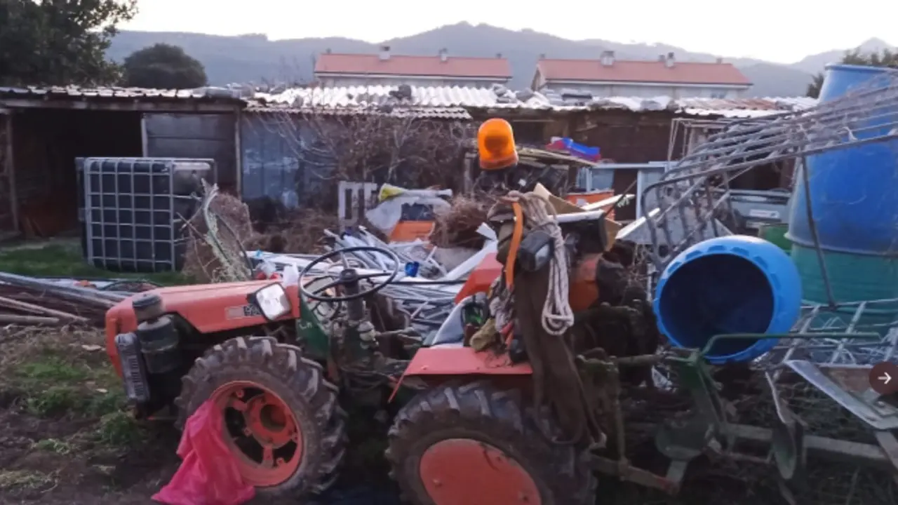 Tractor bajo el que qued&oacute; atrapado un hombre en Castro Urdiales. / BCU