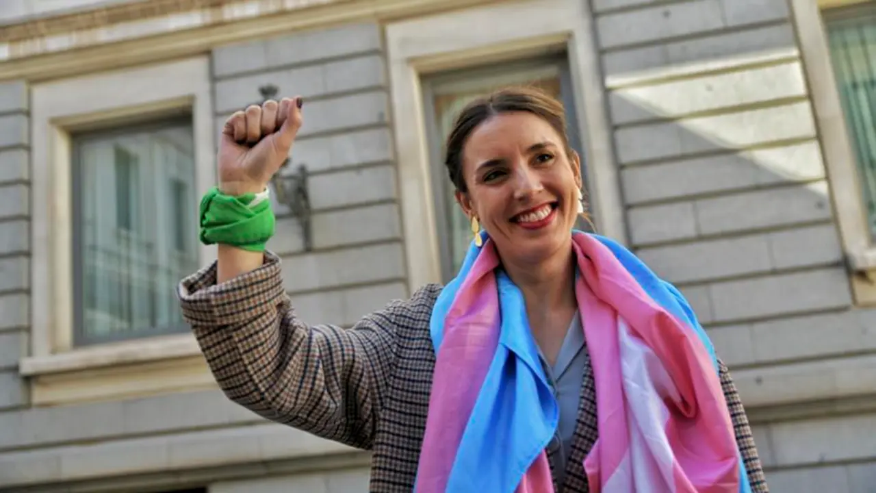 La ministra de Igualdad, Irene Montero, posa para los fot&oacute;grafos tras la aprobaci&oacute;n de la ley trans, este jueves, a la salida del Congreso de los Diputados, en Madrid. La ley trans ha salido adelante este jueves en el Congreso con los apoyos del PSOE, Unidas Podemos y el bloque de la investidura tras superar las discrepancias entre los socios de Gobierno y parte del movimiento feminista por las diferencias de criterios sobre los menores trans y la autodeterminaci&oacute;n de g&eacute;nero. EFE/Unidas Podemos/Dani Gago SOLO USO EDITORIAL/ SOLO USO PERMITIDO PARA ILUSTRAR LA NOTICIA QUE ACOMPA&Ntilde;A/ (CR&Eacute;DITO OBLIGATORIO)