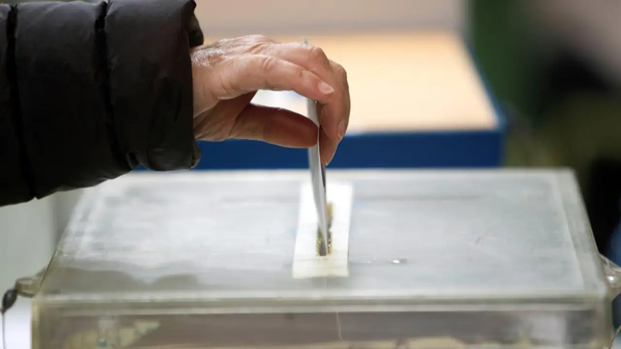 Una persona depositando su papeleta en una urna. EFE/ Salvador Sas