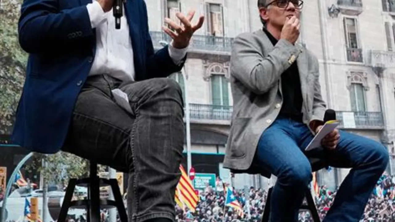 El ex secretario general de Vicepresidencia y Econom&iacute;a de la Generalitat de Catalu&ntilde;a Josep Mar&iacute;a Jov&eacute; (d) y Llu&iacute;s Salvad&oacute; (i) en un acto p&uacute;blico . EFE/ Enric Fontcuberta