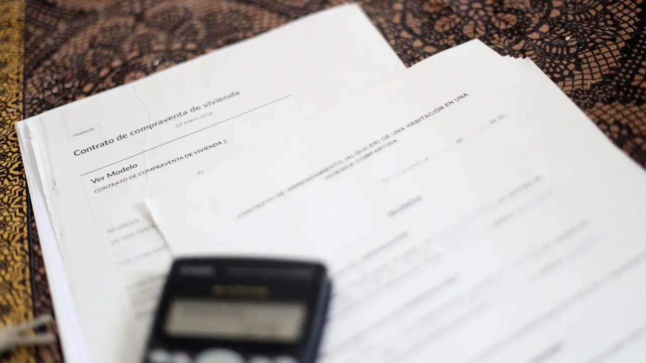 Una calculadora sobre un contrato de compraventa de vivienda y un contrato de arrendamiento (alquiler) de una habitaci&oacute;n en una vivienda compartida. E.P. / Eduardo Parra