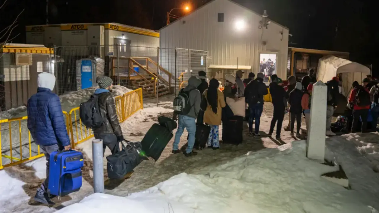 Inmigrantes procedentes de Nueva York con destino a Canad&aacute; llegan el 14 de febrero de 2023 a Plattsburgh, Nueva York (Estados Unidos). EFE/&Aacute;ngel Colmenares