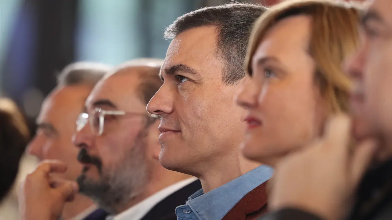 El presidente del Gobierno, Pedro S&aacute;nchez y el secretario general del PSOE Arag&oacute;n, Javier Lamb&aacute;n. E.P. / Fabi&aacute;n Sim&oacute;n