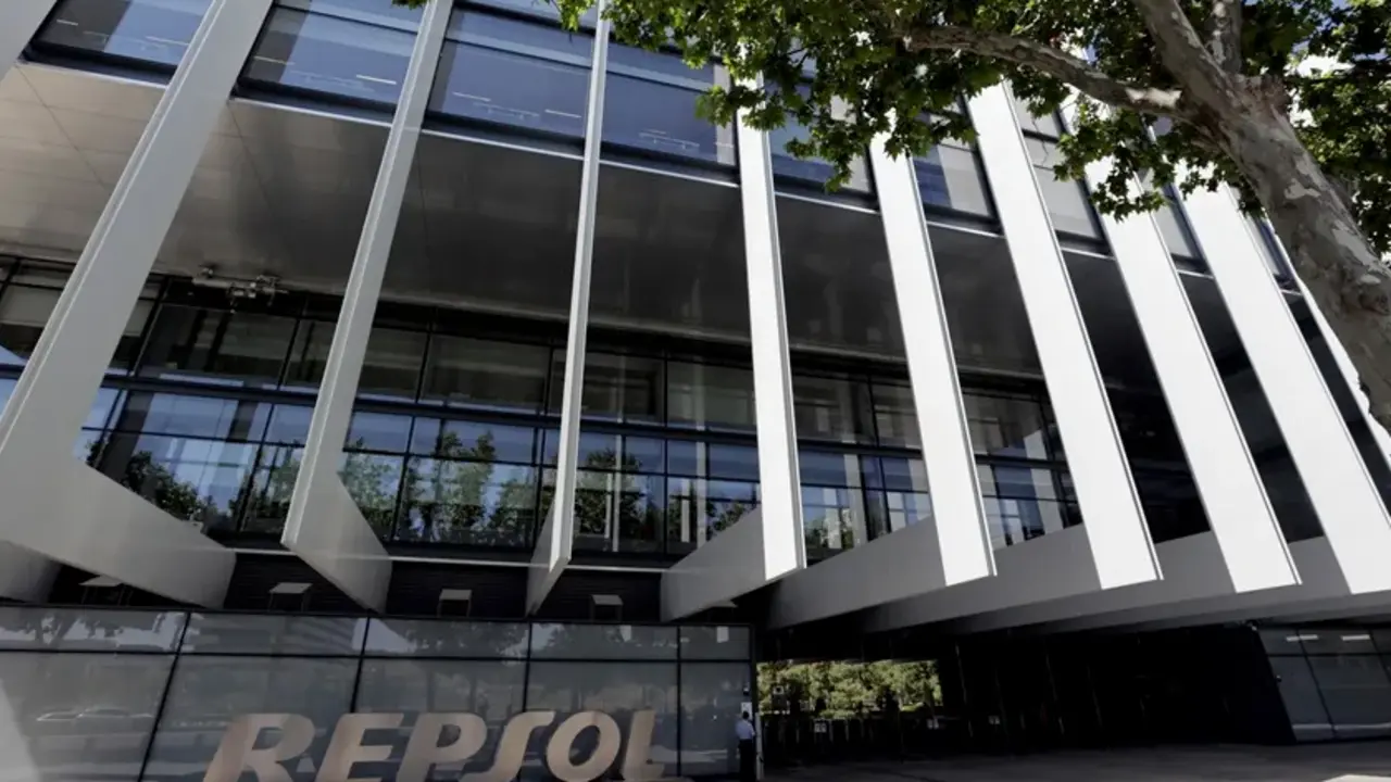 Fachada de la sede de la compa&ntilde;&iacute;a Repsol en Madrid. / Zipi