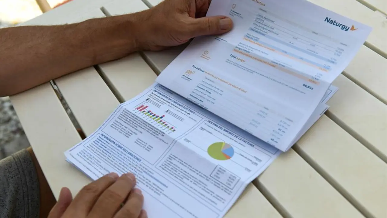 Un usuario revisa su factura del gas. EFE/ V&iacute;ctor Lerena