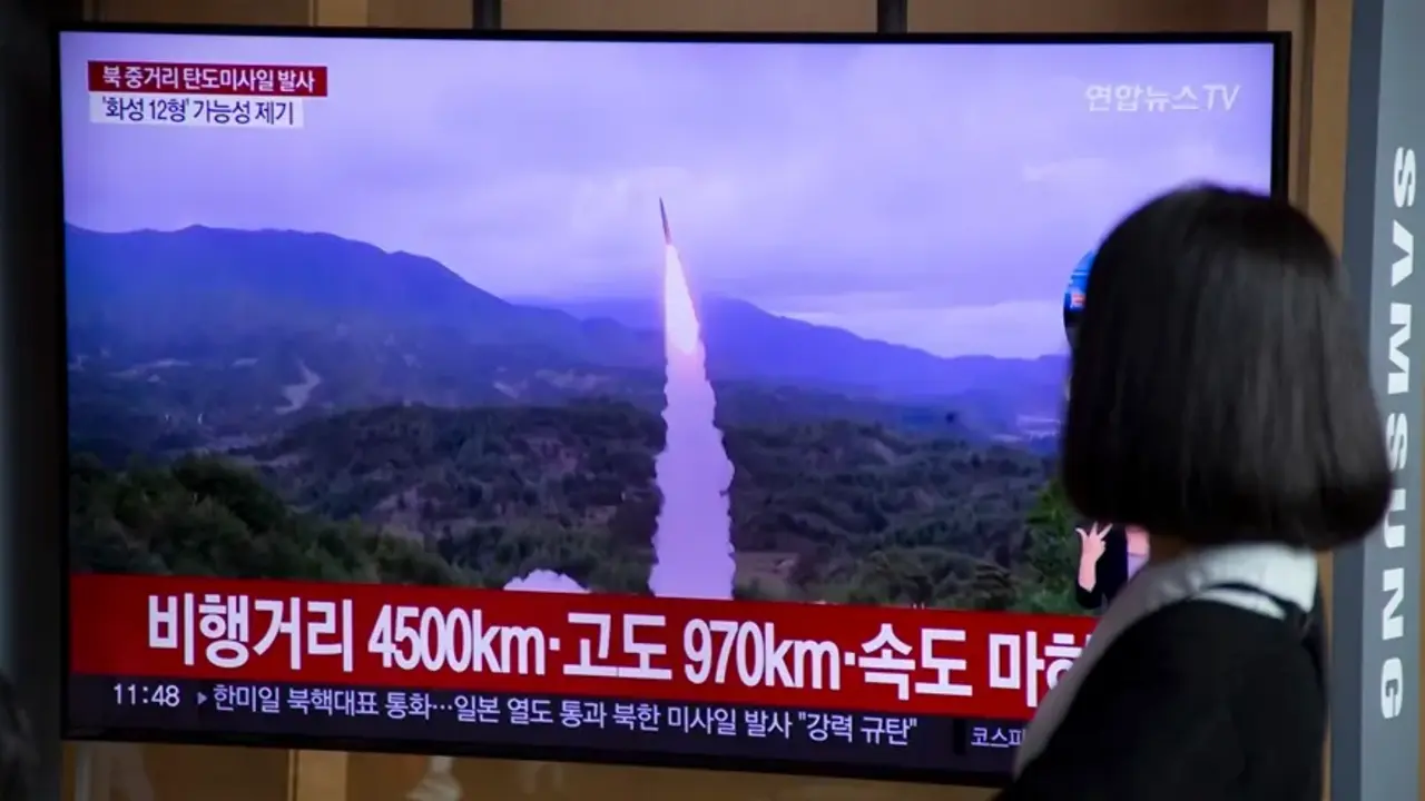 Una mujer observa un misil bal&iacute;stico de Corea del Norte en un lanzamiento anterior. EFE / Jeon Heon-Kyun