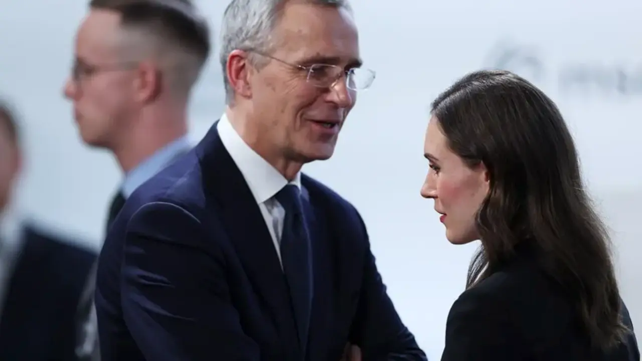 El secretario general de la OTAN, Jens Stoltenberg, habla con la primera ministra de Finlandia, Sanna Marin, durante la conferencia de M&uacute;nich. EFE / Johannes Simon