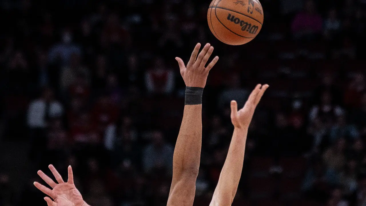 Los jugadores de los Toronto Raptors y los Houston Rockets luchan por el bal&oacute;n durante el partido de baloncesto de la NBA. / ZUMA Press
