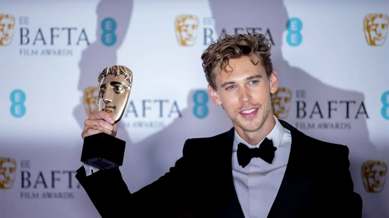 Austin Butler, posa con el el premio Barta al mejor actor por 'Elvis' . EFE/EPA/TOLGA AKMEN