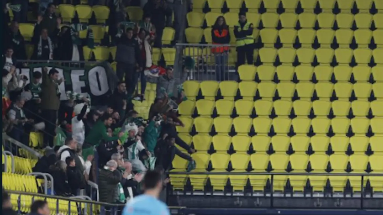 Varios racinguistas durante el partido contra el Villarreal en la Cer&aacute;mica. / LALIGA