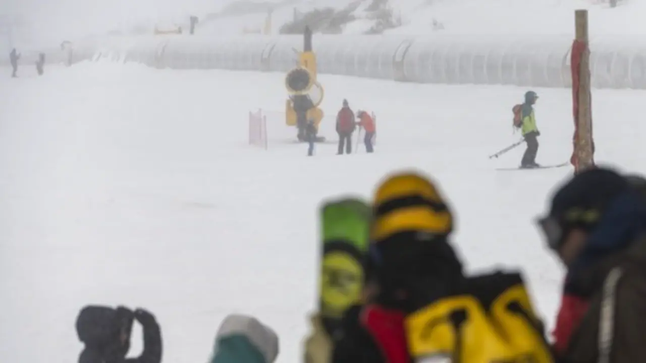 Varias personas en la estaci&oacute;n de esqu&iacute; de Alto Campoo. / EFE