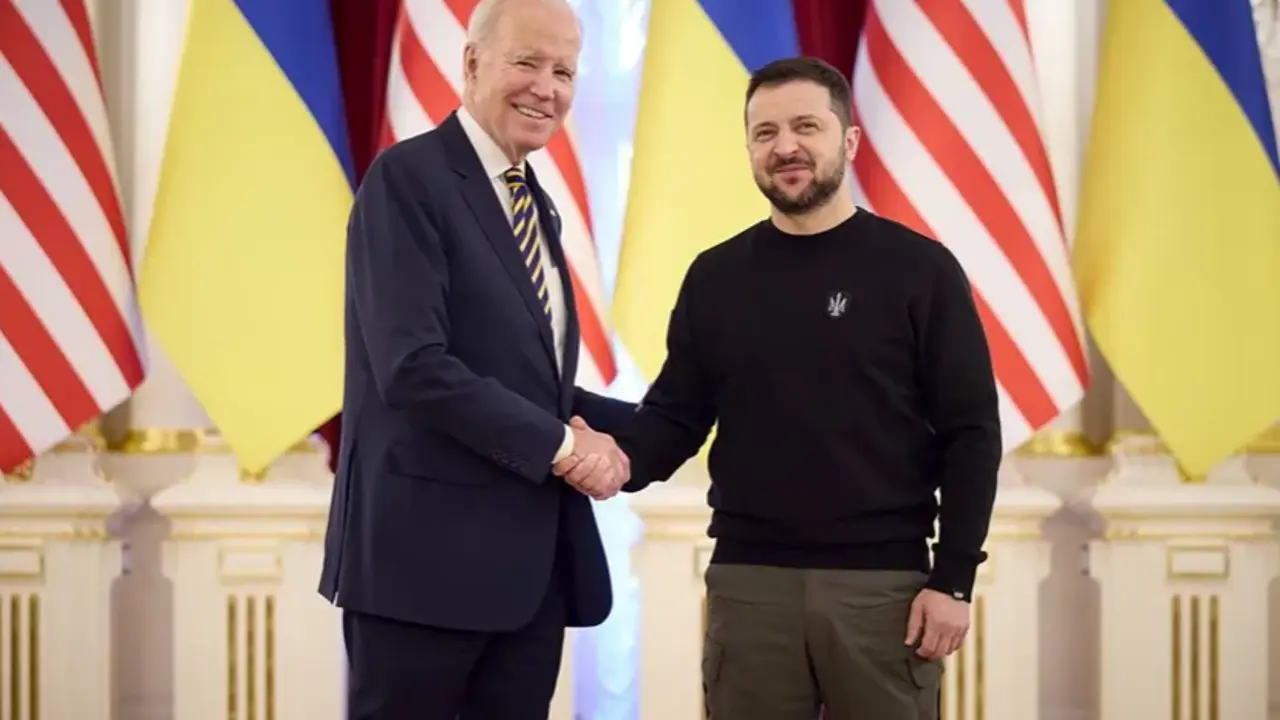 Imagen facilitada por el canal oficial de Telegram del presidente de Ucrania Volodymyr Zelensky que muestra al mandatario ucraniano (d) con presidente estadounidense Joe Biden, este lunes en Kiev. EFE/EPA