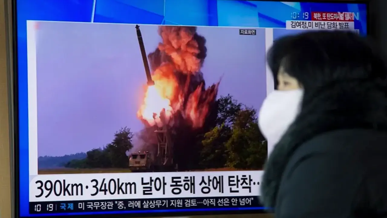Una mujer sigue por televisi&oacute;n en Se&uacute;l las noticias sobre el lanzamiento de un misil norcoreano. EFE/ Jeon Heon-Kyun