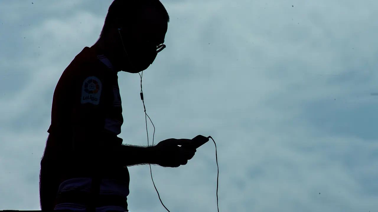Aficionado escuchando un partido por la radio. / AFP7