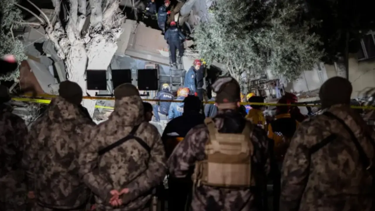 Equipos de rescate buscan posibles v&iacute;ctimas de los &uacute;ltimos terremotos registrados en Hatay, Turqu&iacute;a. EFE/EPA/Erdem Sahin