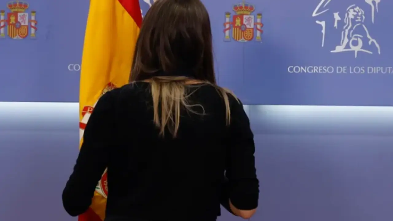 La diputada de JuntsxCat Mir&iacute;am Nogueras ha apartado la bandera de Espa&ntilde;a en la rueda de prensa. EFE/ J.J. Guill&eacute;n