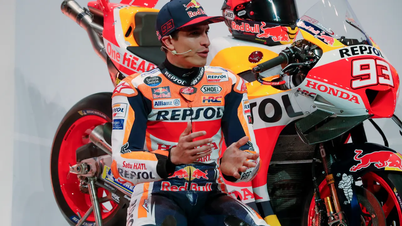 El piloto de MotoGP Marc M&aacute;rquez interviene durante la presentaci&oacute;n oficial del equipo Repsol Honda para el campeonato del mundo de MotoGP de 2023 en Madrid. / Eduardo Oyana