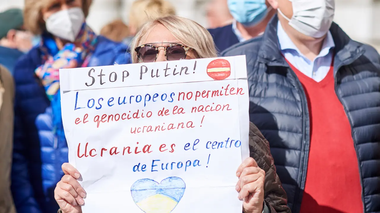 Una mujer, con una pancarta que reza 'Stop Putin', en el minuto de silencio celebrado en la Plaza del Ayuntamiento, en Santander. / Juan Manuel Serrano Arce