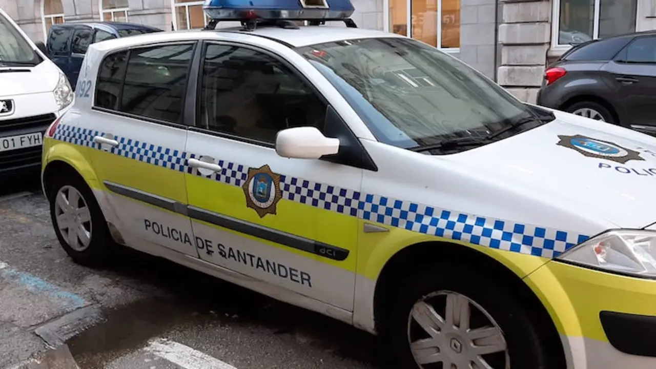 Un veh&iacute;culo de la Polic&iacute;a Local de Santander. / Alerta