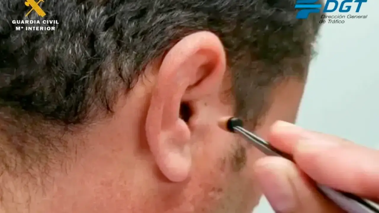 La Guardia Civil detecta a una persona copiando durante el examen del permiso de conducir. / GC