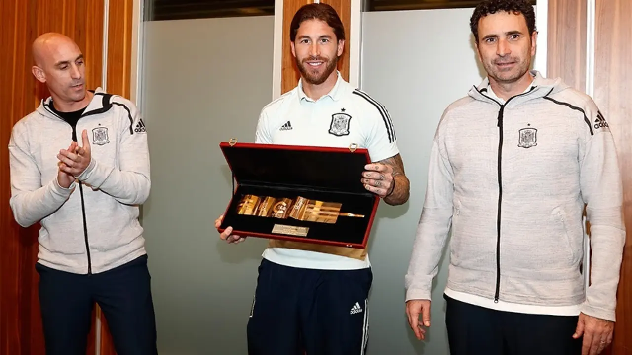 El presidente de la RFEF, Luis Rubiales, y el director deportivo, Jos&eacute; Francisco Molina, entregan el brazalete de gran capit&aacute;n de la selecci&oacute;n espa&ntilde;ola a Sergio Ramos. / RFEF