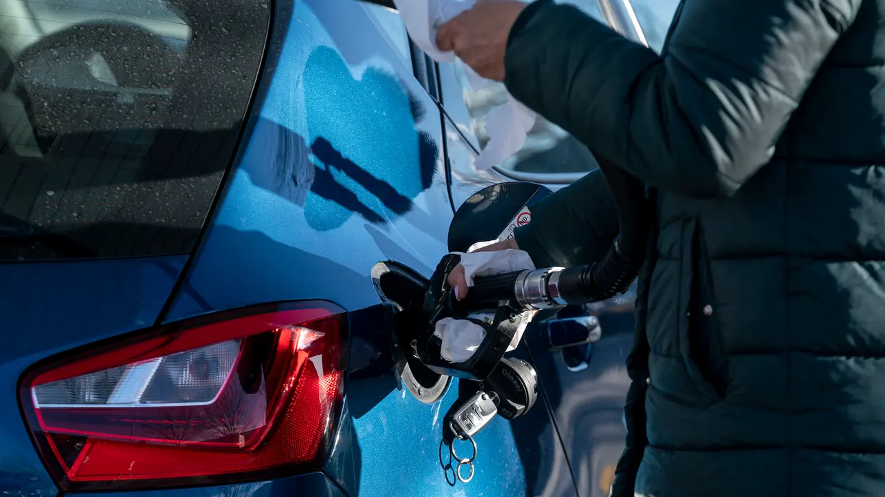 Una persona pone gasolina en una estaci&oacute;n de servicio. / E.P.