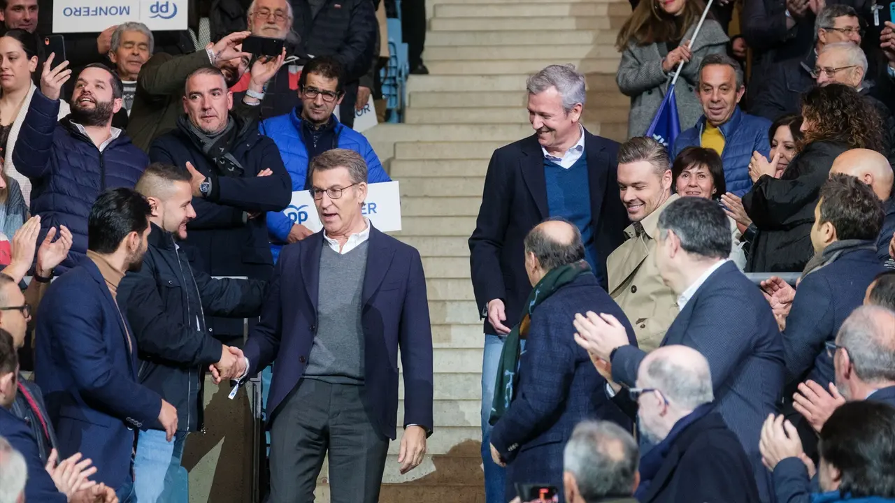 El presidente del Partido Popular, Alberto N&uacute;&ntilde;ez Feij&oacute;o (i), a su llegada a un acto del partido. E.P. / C&eacute;sar Arxina