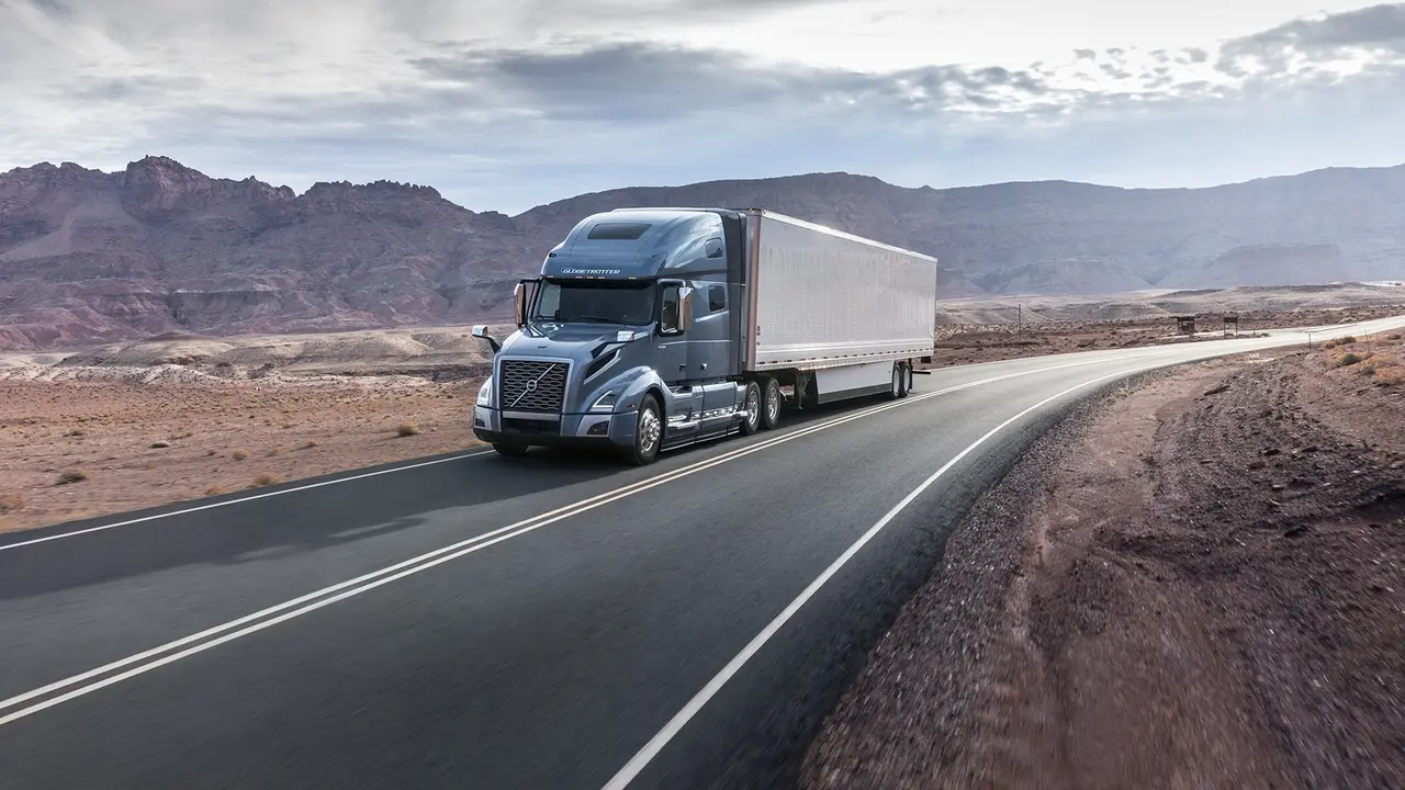 Un cami&oacute;n, en la carretera. / Volvo