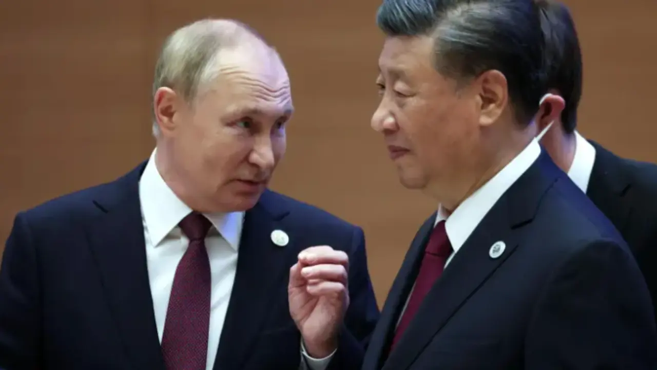 Foto de archivo del presidente ruso Vladimir Putin (I) y el presidente chino, Xi Jinping (D). EFE/EPA/Sergei Bobylev/SPUTNIK/KREMLIN POOL
