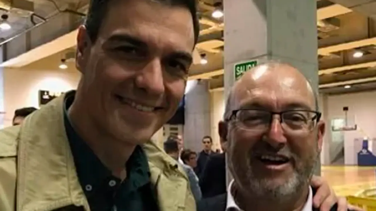 Foto de perfil de Twitter del ex diputado del PSOE Juan Bernardo Fuentes junto a Pedro S&aacute;nchez, en 2019. / Alerta