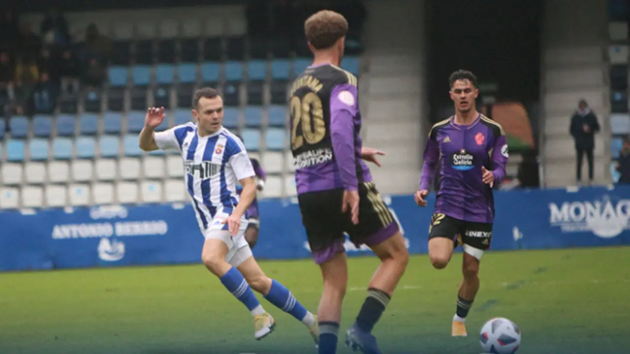 Los jugadores de la Real Sociedad Gimn&aacute;stica de Torrelavega celebran un gol durante un encuentro.