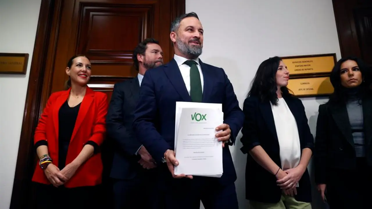 El presidente de Vox, Santiago Abascal (c), acompa&ntilde;ado por su portavoz en el C&aacute;mara Baja, Iv&aacute;n Espinosa de los Monteros (2i), entre otros parlamentarios. EFE / Juan Carlos Hidalgo