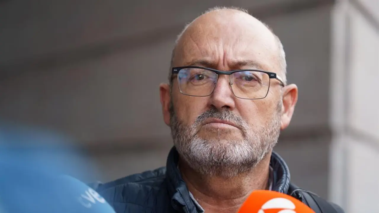 El exdiputado nacional del PSOE, Juan Bernardo Fuentes, tras declarar por el caso Mediador ante la jueza que lo ha dejado en libertad con cargos. EFE/Ram&oacute;n de la Rocha
