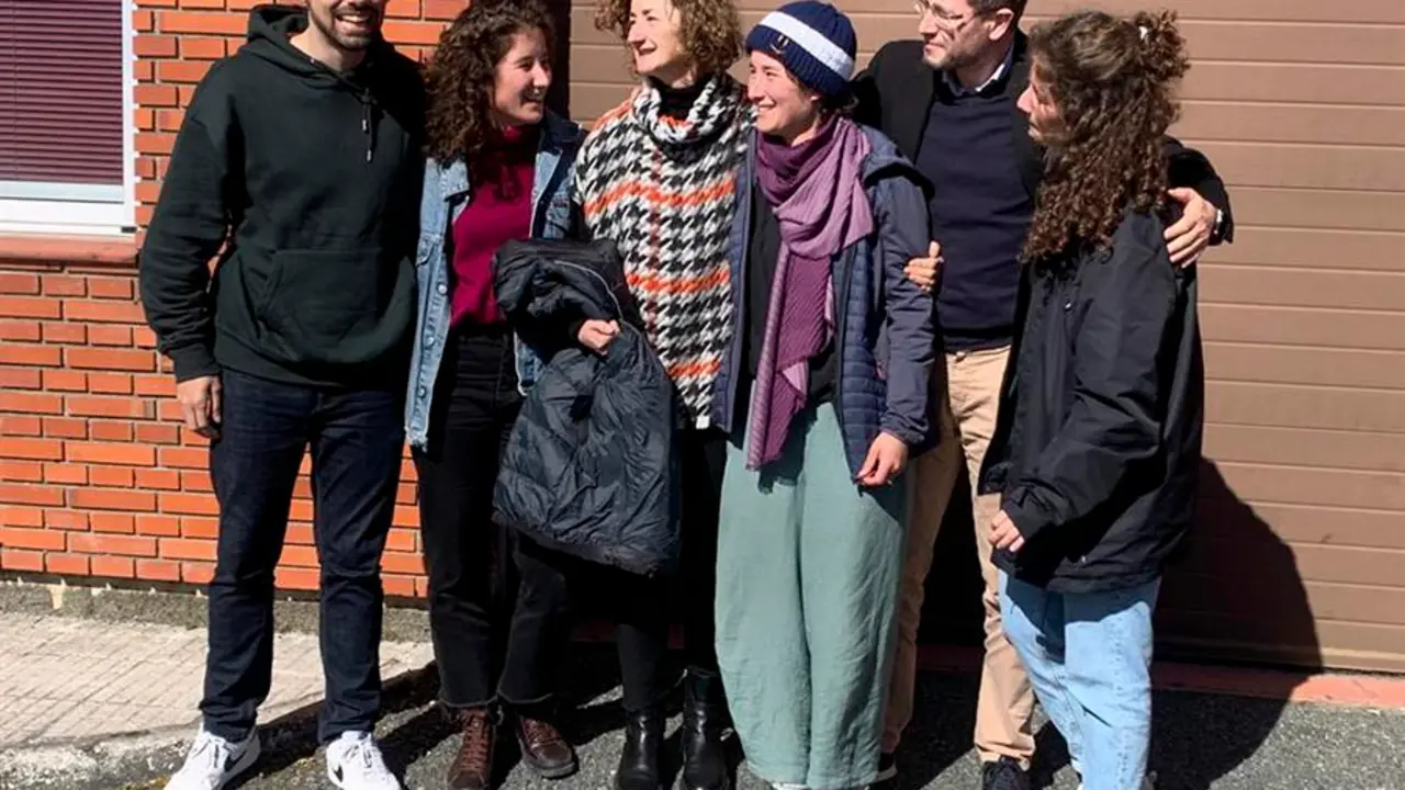 Ana Baneira (3d), encarcelada en Ir&aacute;n desde noviembre bajo la acusaci&oacute;n de participar en las protestas por la muerte de la joven kurda Mahsa Amini y liberada el fin de semana, posa junto a su familia tras llegar este lunes a Galicia. EFE