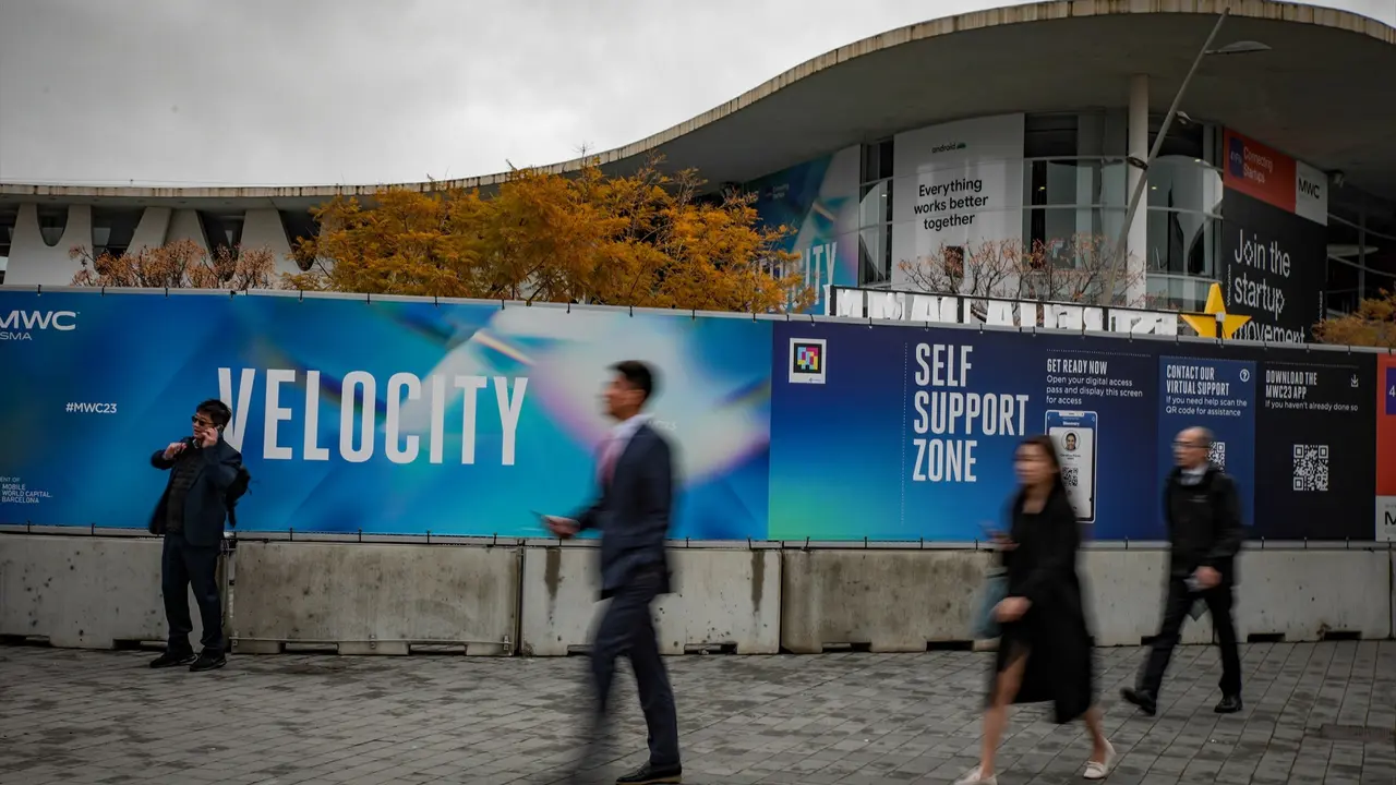Varias personas a su llegada a la inauguraci&oacute;n del Mobile World Congress (MWC) 2023. E.P. / Kike Rinc&oacute;n